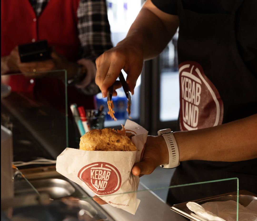 Frisch belegter Döner in der Kebabland-Tüte an der Theke